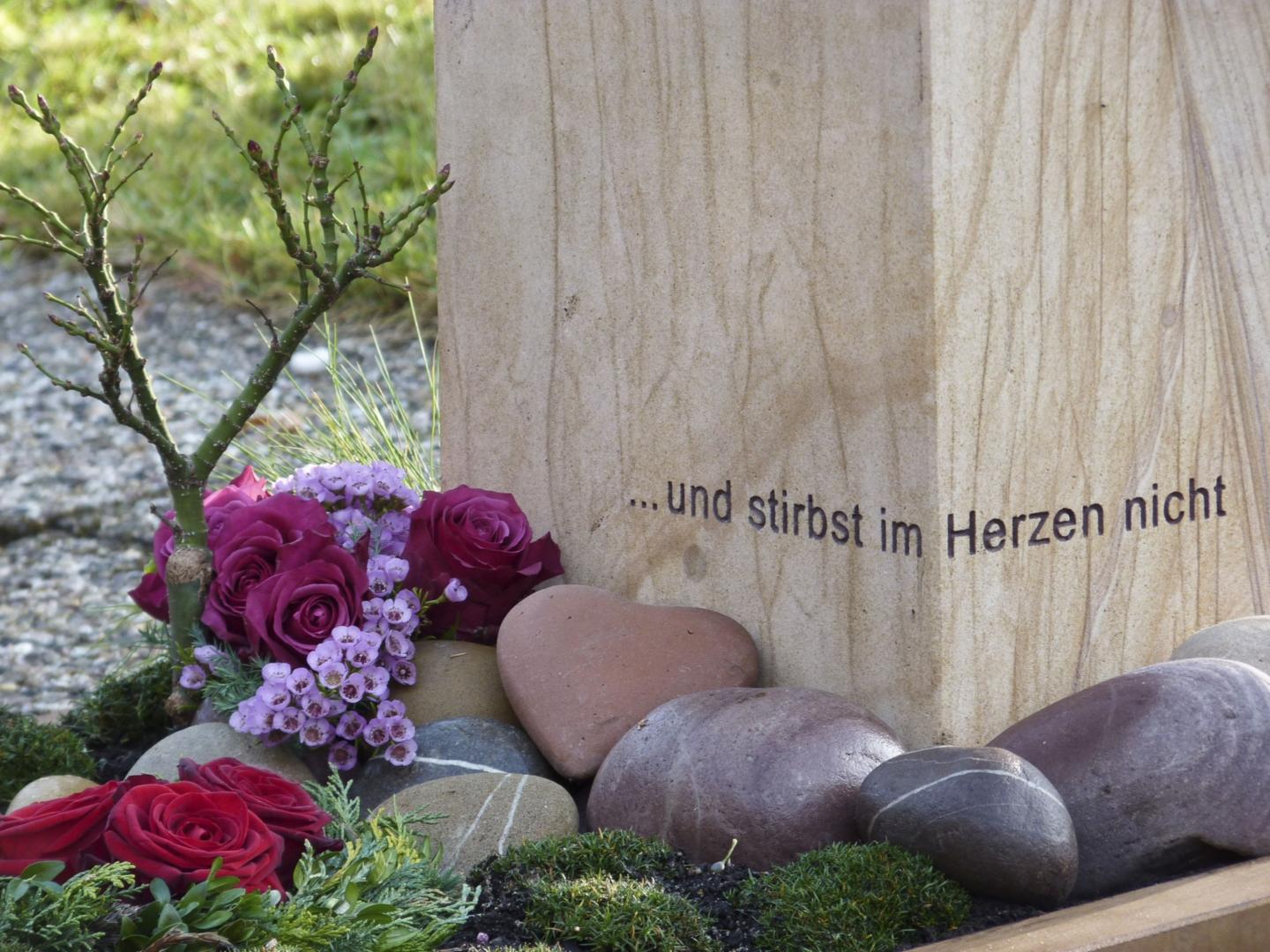 ...und stirbst im Herzen nicht (c) Petra Ottow in Pfarrbriefservice