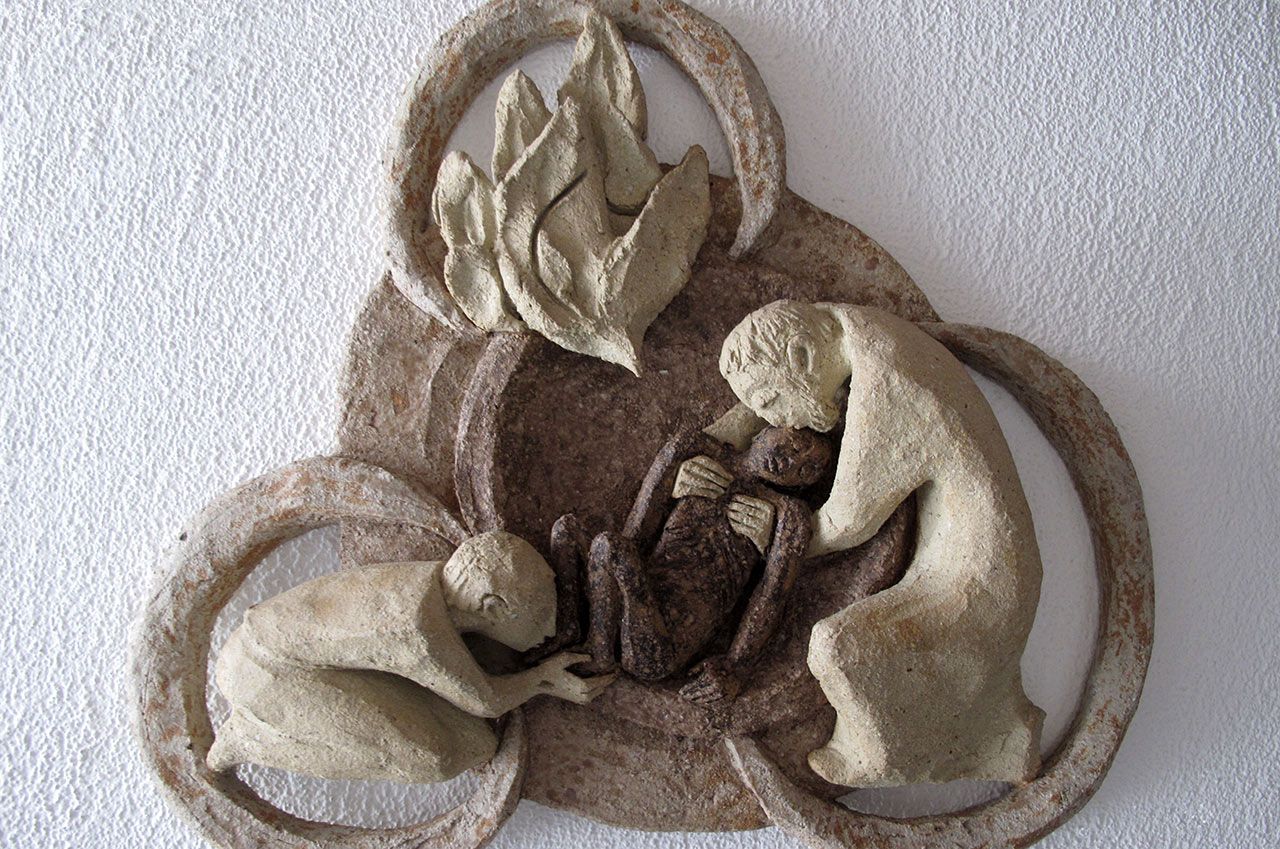 Dreifaltigkeit-v.-Sr (c) Keramik-Relief von Sr. Caritas Müller Cazis, Schweiz